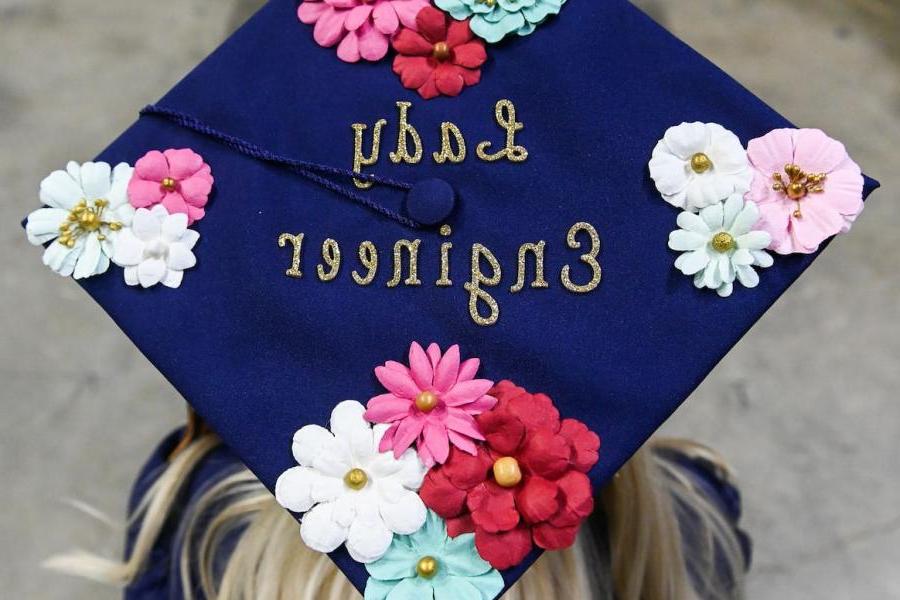 在毕业礼帽上装饰“女工程师”
